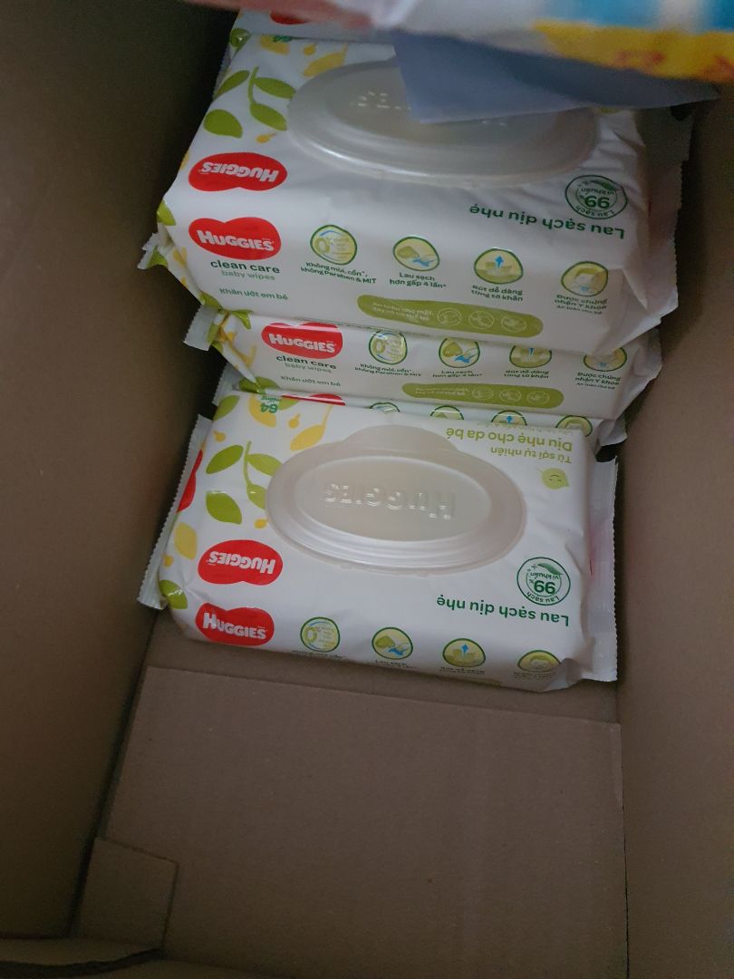 Đã mua combo 6 bịch thấy ổn nên mua combo 12 luôn. Giao tới thấy là nguyên thùng. Khăn có in hình gấu dễ thương, mềm mại, lau sạch. Ẩm đều các khăn, ít bị tình trạng khăn cuối ứ nước.