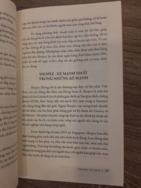 Sách rất phù hợp cho những người đang có ý định kinh doanh online và muốn bắt đầu một công việc mới như mình. Cách viết của tác giả gần gũi dễ hiểu, dễ đọc. Thích nhất là lúc quét mã nhận quà tặng tài liệu và khóa học rất nhanh. Sách viết khá thực tiễn, vào thẳng vấn đề. Không chỉ hữu ích cho những ai đang chuẩn bị kinh doanh online, kinh doanh offline như mình đọc cũng rất bổ ích. Tiki giao hàng siêu nhanh.