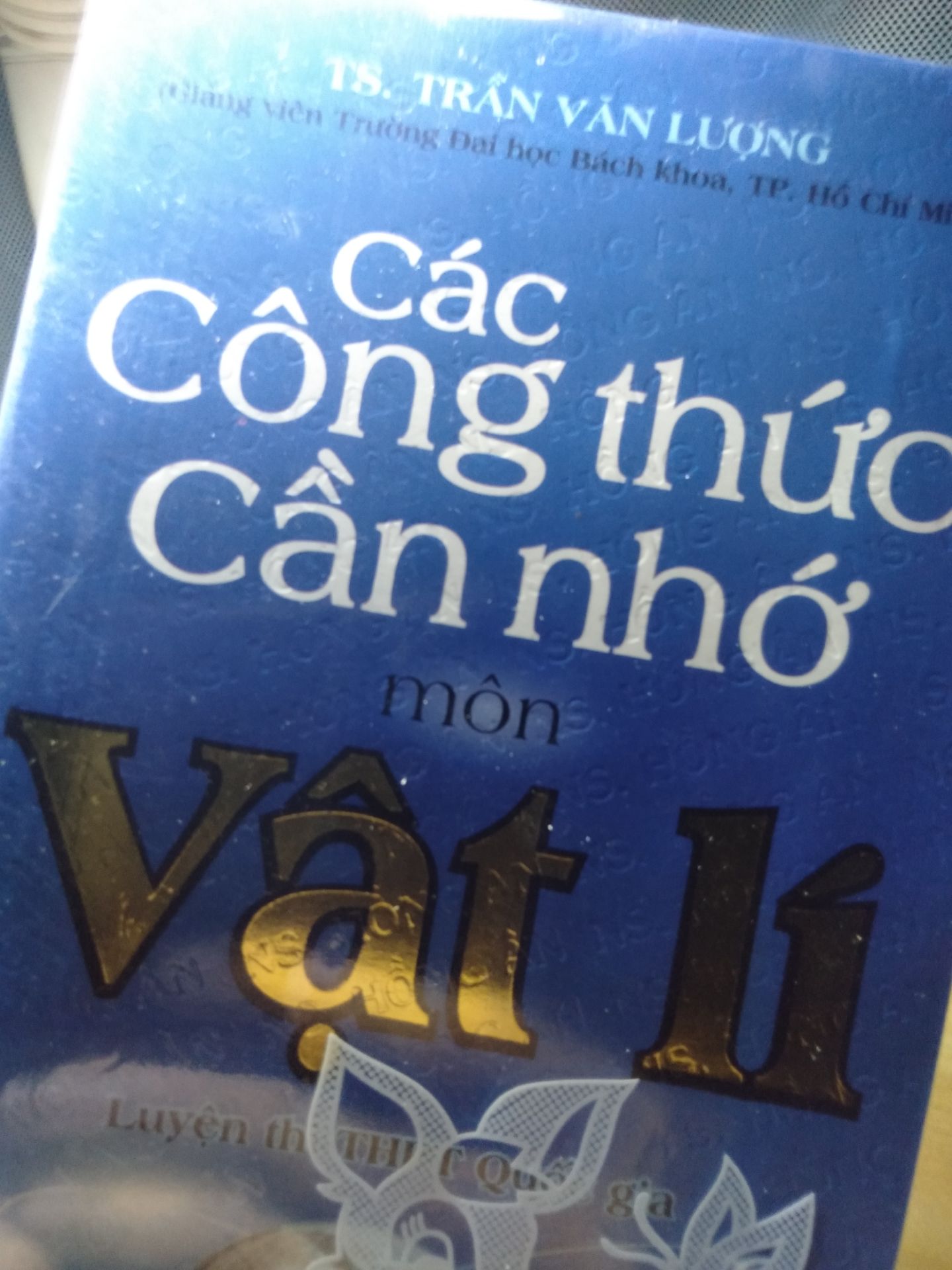 sách nhỏ gọn, tiện lợi, có vài chỗ chữ nhỏ nhưng lại khá rõ nét, gáy chắc chắn, rất đáng tiền