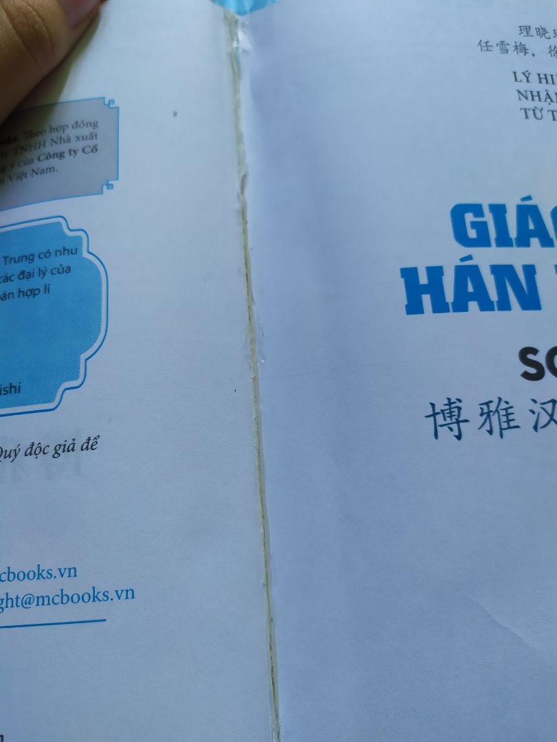 tiki giao hàng nhanh, đóng gói rất cẩn thận, sách đầy đủ. có điều lúc mở ra sử dụng nhìn kĩ mới thấy trang đầu của sách chuẩn bị bong ra nên phải dùng keo dán lại, hơi buồn. Mong lần sau shop kiểm hàng kĩ hơn.