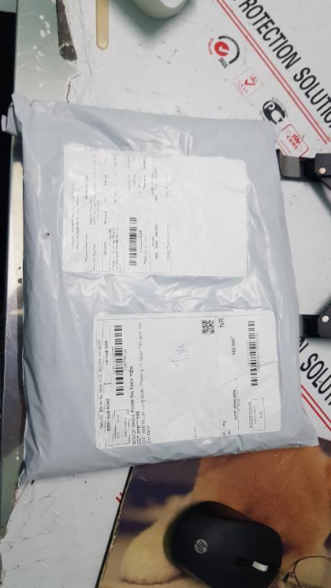 Mình khui bằng kéo cắt bên hông mở ra thì bìa sách bị rạch 1 đường, cong góc