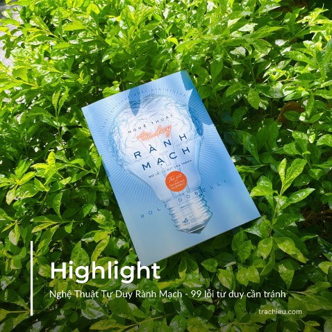 Nghệ Thuật Tư Duy Rành Mạch hoàn toàn mạch lạc và ngắn gọn, 99 chương sách được cắt gọt một cách hợp lý để độc giả có thể thưởng thức trọn vẹn bữa tiệc “bóc phốt” tâm lý mà không quá ngộp thở trong một đống kiến thức khoa học khô khốc. Mỗi chương đều bắt đầu bằng một ví dụ hấp dẫn để đặt vấn đề, đó có thể là một câu chuyện hoặc một nhân vật có thật.

Nhược điểm là có nhiều nội dung gần giống nhau nhưng lại được bôi ra thành các chương khác nhau, theo tôi chúng toàn toàn có thể hợp nhất và lược bỏ bớt vài phần. Do các chương độc lập về mặt nội dung, dung lượng ngắn (chỉ khoảng 2 -3 trang/ chương), nên ảnh hưởng đến mặt ghi nhớ của chúng ta. Sẽ không ngạc nhiên nếu bạn gấp sách lại và cảm thấy không đọng lại được nhiều, có khi là trôi tuột đi hết. Đây chính là hạn chế chí mạng của các nội dung ngắn.

Và thêm nữa, thì như đã nói ở trên, cơ sở khoa học của cuốn sách này khá lỏng lẻo nên nhiều độc giả khó tính sẽ cảm thấy nó chỉ như một cuốn ghi chú cá nhân của Dobelli chứ không phải một tài liệu đáng tin cậy. Để cho dễ hình dung thì Dobelli chính là một đầu bếp, ông ấy biết chế biến nguyên liệu có sẵn thành những món ăn nhanh, chứ ông ấy không phải người làm ra nguyên liệu.

Tuy nhiên, Dobelli cũng tỏ ra khôn ngoan khi “rào trước” trong lời mở đầu của cuốn sách, rằng ông chỉ là một người viết sách, không phải một nhà khoa học xã hội, các lỗi nhận thức được liệt kê trong tác phẩm thuần tuý là một bản chuyển ngữ và tổng hợp kiến thức từ nhiều nguồn nghiên cứu khác nhau. Danh sách nguồn tham khảo sẽ được chú thích trang trọng và dài thượt ở phần cuối sách để bạn đọc tiện tra cứu nếu cần.

Đọc thêm: https://bom.so/tFbIiQ