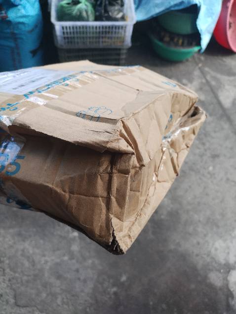 (4.5/5) - Vải mặt ngoài là thun - polyester, có rụng bông khi mặc 🥲🥲
(5/5) - Giao hàng nhanh, từ Hà Nội vào miền Tây chỉ có 3 ngày.
(2/5) - Gói hàng và vận chuyển của tiki ngày càng kém, hộp bị móp hết, hên đây là đơn hàng quần áo, nếu là sách chắc rách không còn gì luôn :))). Mong tiki xem lại đơn vị vận chuyển Viettel post.
Shop có kèm tem cảm ơn, thấy cũng dễ thương nên vẫn ủng hộ cho shop 5 sao, chứ lâu rồi mới đặt lại hàng bên tiki mà tiki làm ăn chán quá.