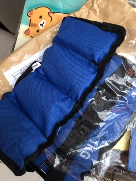 Chỉ có 1 quai gài chứ ko phải 2 quai như trên hình, các hạt bên trong đc may cố định chứ ko tháo ra thay đổi cân nặng đc. Tóm lại giá rẻ thì cũng ko đòi hòi gì nhiều. Đeo vào chân vẫn chắc chắn.