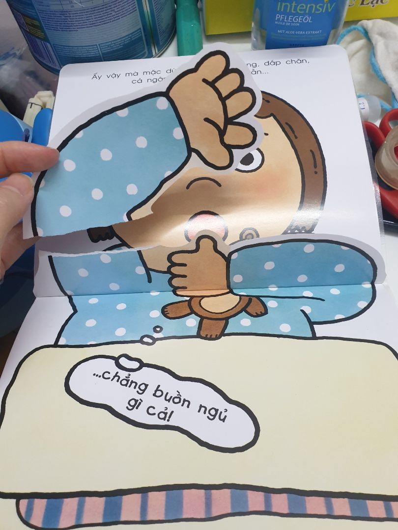 các cuốn kia lật mở thuận chiều của bé nhưng cuốn này với cuốn nào đánh răng nhé lại giở theo chiều ngược lại nên bé ko thích lắm