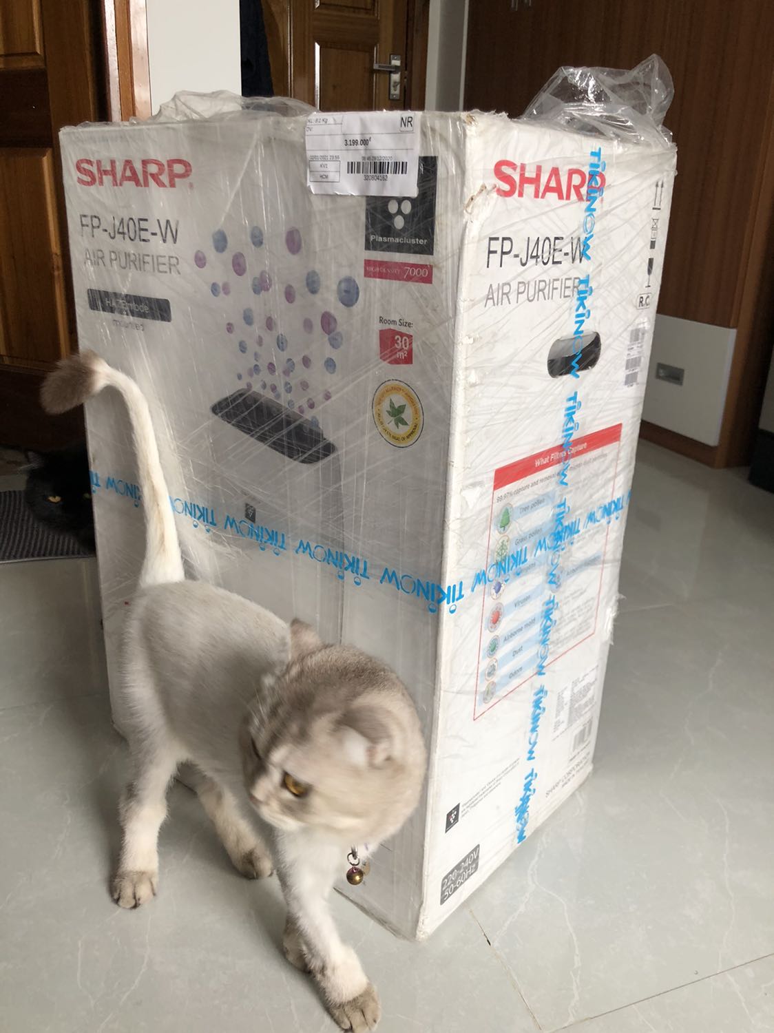 Thiệt sự là hơi thất vọng. 
Về khâu vận chuyển thì ko vấn đề gì
Mẫu mã đẹp mắt.
Về sự tiện dụng thì.. thất vọng. Mình mua để lọc không khí lọc mùi vì phòng nhỏ nhưng ko thấy khả dụng gì hết. Phòng mình nuôi mèo, mua chủ yếu để lọc cho bớt mùi khi nó đi vệ sinh. Lúc đầu mình để xa nhưng ko thấy bớt mùi, nghĩ để gần chỗ đi vệ sinh hơn thì đỡ ai dè cũng vậy. Thành ra thấy lần đầu mua đồ tiki mà thấy tốn nhiều tiền vậy mà ko đc gì hết. Tính để xài thử 1,2 tuần coi có thấy khác gì ko, mà ko thấy gì ngoài thấy buồn và tiếc tiền ? Thiệt sự là hơi thất vọng. 
Về khâu vận chuyển thì ko vấn đề gì
Mẫu mã đẹp mắt.
Về sự tiện dụng thì.. thất vọng. Mình mua để lọc không khí lọc mùi vì phòng nhỏ nhưng ko thấy khả dụng gì hết. Phòng mình nuôi mèo, mua chủ yếu để lọc cho bớt mùi khi nó đi vệ sinh. Lúc đầu mình để xa nhưng ko thấy bớt mùi, nghĩ để gần chỗ đi vệ sinh hơn thì đỡ ai dè cũng vậy. Thành ra thấy lần đầu mua đồ tiki mà thấy tốn nhiều tiền vậy mà ko đc gì hết. Tính để xài thử 1,2 tuần coi có thấy khác gì ko, mà ko thấy gì ngoài thấy buồn và tiếc tiền ?