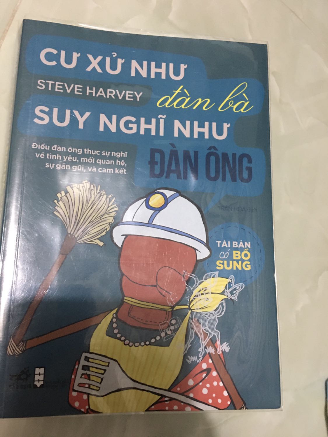 Tiki giao thì nhanh rồi. Ko có gì để chê về dịch vụ.
Cuốn này mình đọc dc nửa cuốn rồi mới viết review. Steve Harvey viết dễ hiểu, như đang nói chuyện với mình. 
Sách chia 5 phần. 2 phần đầu nói nhiều về đàn ông (nước ngoài) suy nghĩ ntn, cũng có xen hướng dẫn phụ nữ nên làm gì. Mình thấy mua đọc cho biết cũng dc.
