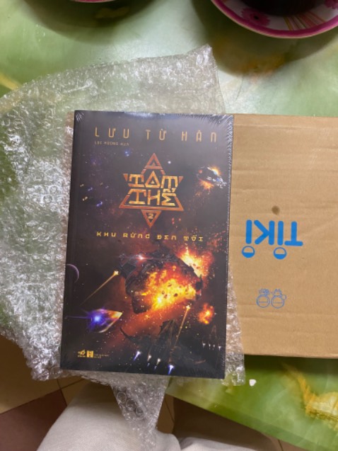 bộ sách khoa học viễn tưởng hay nhất tôi từng xem, quyển hai cũng là quyển hay nhất trong tam bộ khúc này của Lưu Từ Hân, đặc biệt là nửa cuối. Phải đọc ít nhất 1 lần trong đời