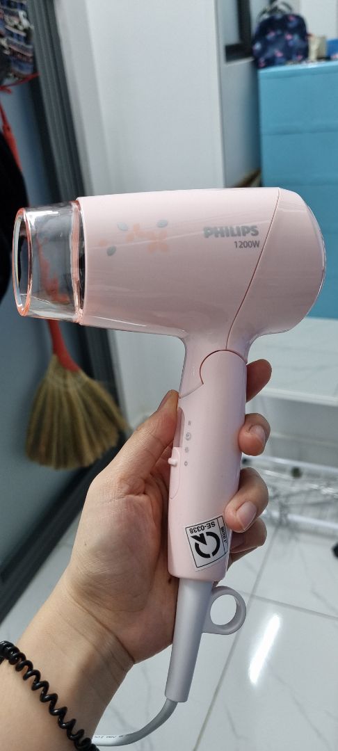 Máy sấy đẹp, chắc chắn, lực sấy mạnh (1200W), có 3 chế độ sấy mát, sấy nóng 1 và 2. Bạn nào tóc dày thì phải dùng sấy nóng 2 mới khô tóc nổi. Nhìn chung là rất ổn áp nha mn. Máy sấy đẹp, chắc chắn, lực sấy mạnh (1200W), có 3 chế độ sấy mát, sấy nóng 1 và 2. Bạn nào tóc dày thì phải dùng sấy nóng 2 mới khô tóc nổi. Nhìn chung là rất ổn áp nha mn.