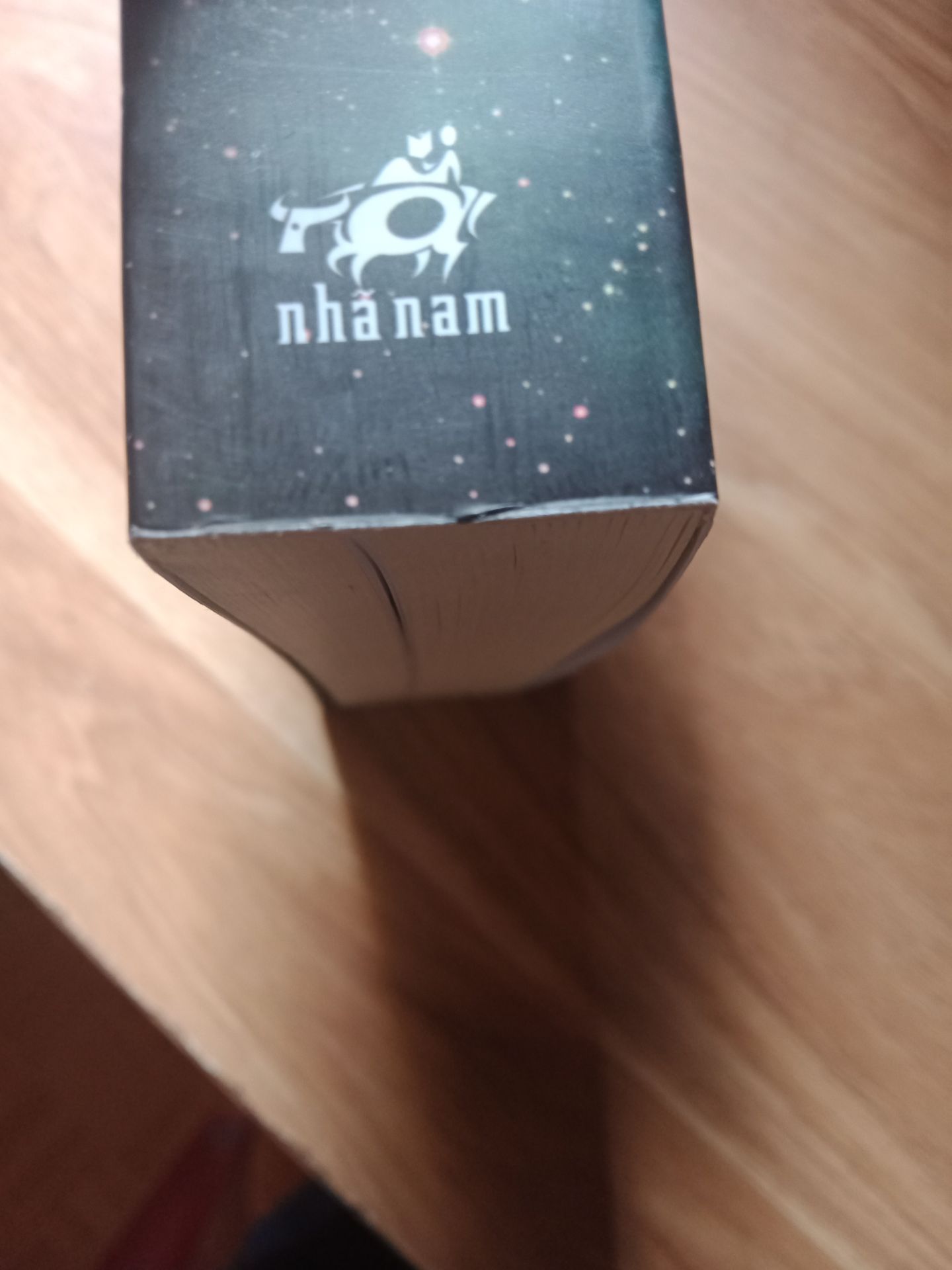 Sách của Carl Sagan hay miễn bàn, sách rất hấp dẫn và lý thú với những người thích tìm hiểu về vũ trụ, muốn biết nhiều thứ hơn về vũ trụ rộng lớn.
Còn về hình thức, sách khi giao đến có phủ một lớp bụi, sách trông rất cũ. Quá trình vận chuyển có phần không cẩn thận hoặc do lỗi từ trước đó mà sách bị bẩn và hơi nhăn gáy.   Nên dù sách hay thì vẫn có gì đó làm mình thấy không ổn.