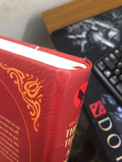 Đóng gói không cẩn thận, sách bị móp góc, dính keo, hỏng bìa
Mình đề nghị Tiki nên xem lại khâu đóng gói sản phẩm : luôn luôn chỉ có mỗi cái hộp trống không, không bao giờ có túi chống sốc như *** hay ***
Mình mua sách để có được quyển sách tốt nhất và đẹp nhất với trải nghiệm tốt nhất chứ không phải đi xin để có một trải nghiệm không vui như thế này