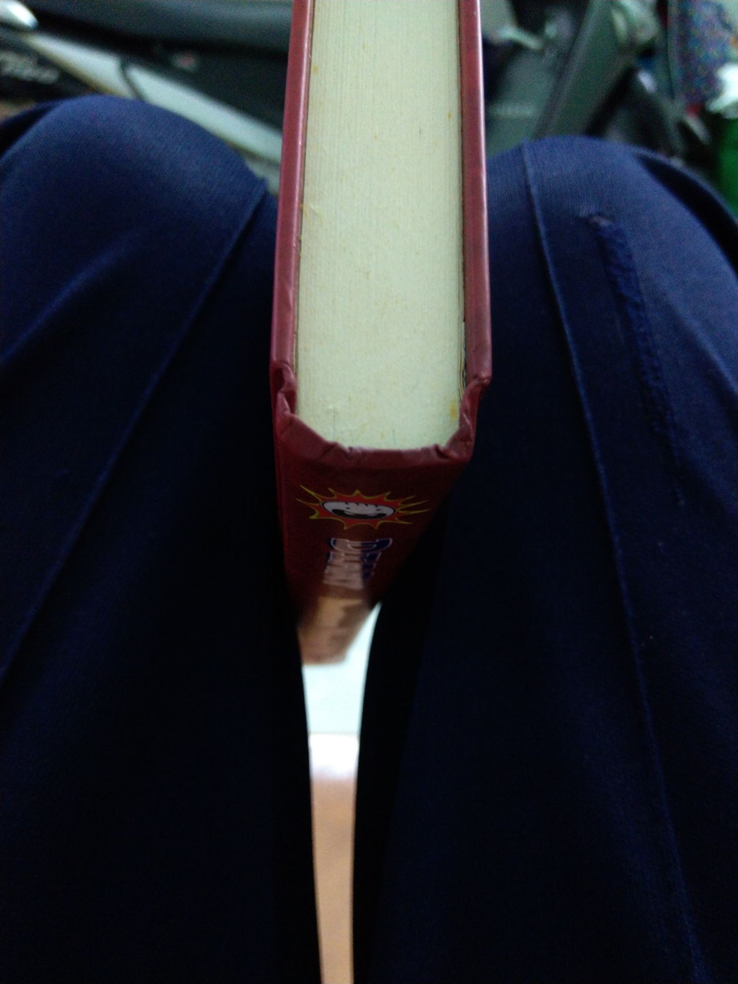 trang giấy bị ố vàng, sách bị nhăn.
Nhưng cx ko sao, chữ rõ ràng, dễ nhìn. mắc hơn các quyển khác nhưng ok, sách bìa cứng.