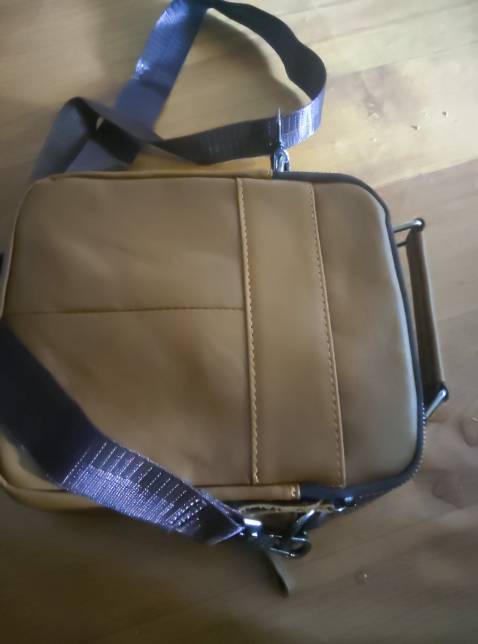 Đẹp nhưng không vừa cái iPad... Tiếc quá... Phải vừa cái iPad thì đẹp... Do lúc mua ko để ý kích thước