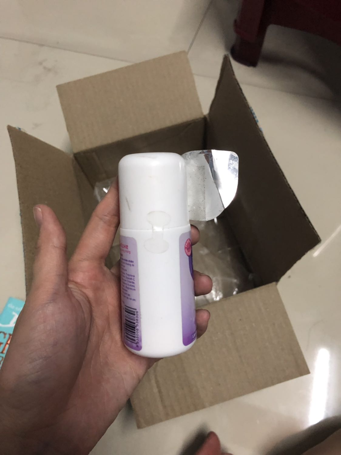 Mình chưa từng thấy tiki có động thái đưa hàng rất cũ kĩ như thế này. Mình mua cho bạn nhưng khi mở ra thì thấy 2 bình cũ mềm, 1 bình còn k có giấy dán ở trên, phần keo trong suốt niêm phong thì bị bonh ra như thể đã có ng mở để ***. Khác 1 trời so với hình ảnh quảng cáo của Tiki.
Quá kinh khủng, nếu tiki bán mặt hàng chậm thì có thể bỏ mặt hàng ra khỏi danh sách.
Ngoài sản phẩm này ra, những cuốn sách đi kèm cũng gặp rất nhiều lỗi.
☹️☹️☹️