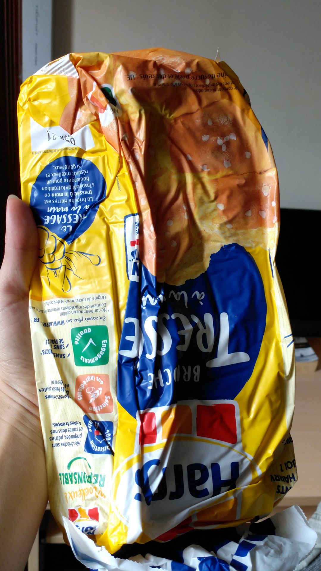 Bánh giao đến bị đè nát, lại còn hết hạn, nhắn tin shop chỉ biết xin lỗi, gửi yêu cầu đổi hàng đã chấp nhận nhưng mãi k thấy đến nhận hàng, giao hàng hơn 1 tháng nên đổi hàng cũng phải đợi hơn 1 tháng?