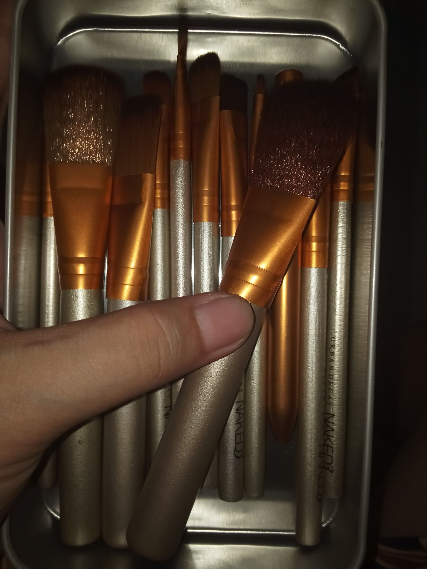 Cọ xinh xinh, vừa tay, lông mềm đánh rất thoải mái. Phù hợp cho những bạn như sinh viên hay những bạn đi làm trang điểm đơn giản, khuyên nên mua nha shipper thân thiện nữa ❤