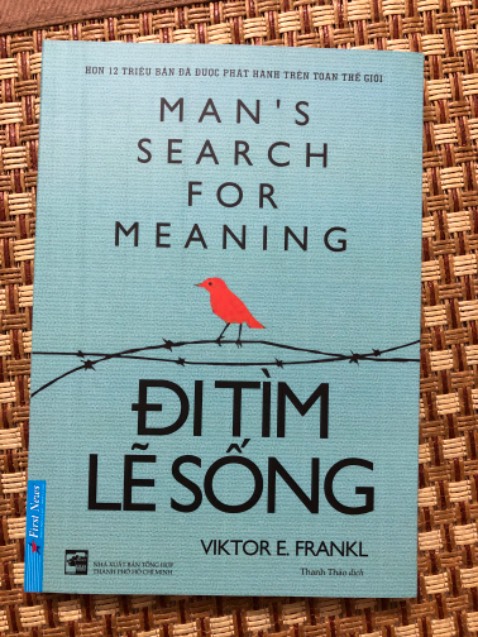 Cuốn sách tương đối ổn, tuy nhiên nội dung cuốn sách hơi đi sâu vào việc phân tích tâm lý của con người một chút, và có chút hơi khó hiểu, nên đọc chậm một chút. Cuốn sách cũng được viết một cách liên tục chứ không chia thành nhiều chương nhiều phần nên đôi khi cứ đọc một lèo không có điểm dừng. Tuy nhiên cuốn sách được viết trong một thời gian rất ngắn nên cũng không thể đòi hỏi gì nhiều. Những nội dung của cuốn sách được viết từ thời điểm còn chiến tranh nhưng vẫn có thể áp dụng tốt ở hiện tại. Chỉ cần con người có một lý do để sống tiếp thì dù có khó khăn như thế nào cũng có thể vượt qua được. Rất cảm ơn tác giả ạ, cháu sẽ còn đọc lại cuốn sách này của ông. Về vấn đề đóng gói và ship thì 10 điểm rồi nên không có gì để nói nhiều. Cảm ơn Tiki rất nhiều