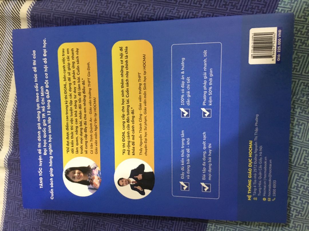 chời đất đây là lần đầu tiên mình nhận sách từ tiki mà lại bị xước 1 đường dài thế này, buồn lắm mọi ng 😞😞 còn lại về ndung với chất liệu giấy thì k nói gì rồi👌👌 với tốc độ giao hàng của tiki là nhất, giao trc hẳn 1 ngày. Nhưng vì đợt này sách bị xước nên mình cho 4 sao thui, tiki ráng khắc phục nhá 👍👍