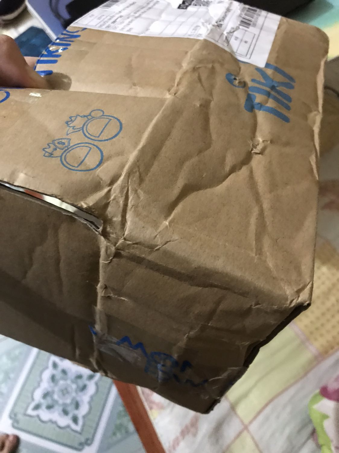 Sách rất bẩn, quăn mép 4 góc bìa cả 2 mặt, bong keo bìa nhẹ. Sách không bọc chống sốc hay chống nước, chỉ bỏ trong hộp xốp, mới nhận hàng mà cái hộp đã nhăn nhúm như trải qua 77 kiếp nạn như này đây.