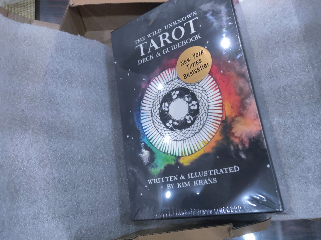 Bọc đóng gói rất kĩ, có cả lớp chống sốc nhé.

Về bài thì miễn bài, hàng authentic. Lá bài giấy cứng vừa phải, cơ mà chắc nên bọc bao vì mình sợ hư :/

Phù hợp người mới như mình vì có hướng dẫn cách trải, ý nghĩa từng lá.