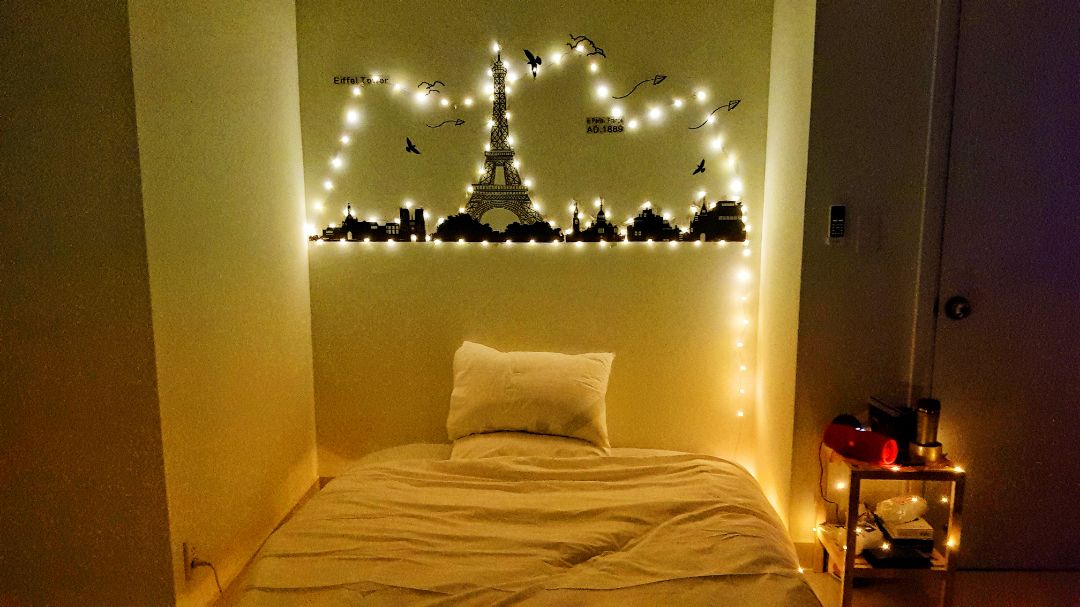 rất đẹp. cực kỳ hài lòng. decal chắc chắn. bám dính tốt nhưng vẫn lột ra dc nếu dán sai.