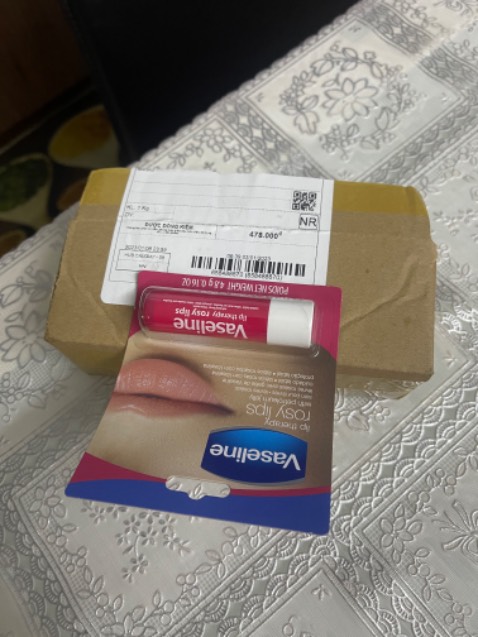 Đặt 2 bình xịt thơm quần áo nhưng lại nhận được 1 thỏi dưỡng môi ????