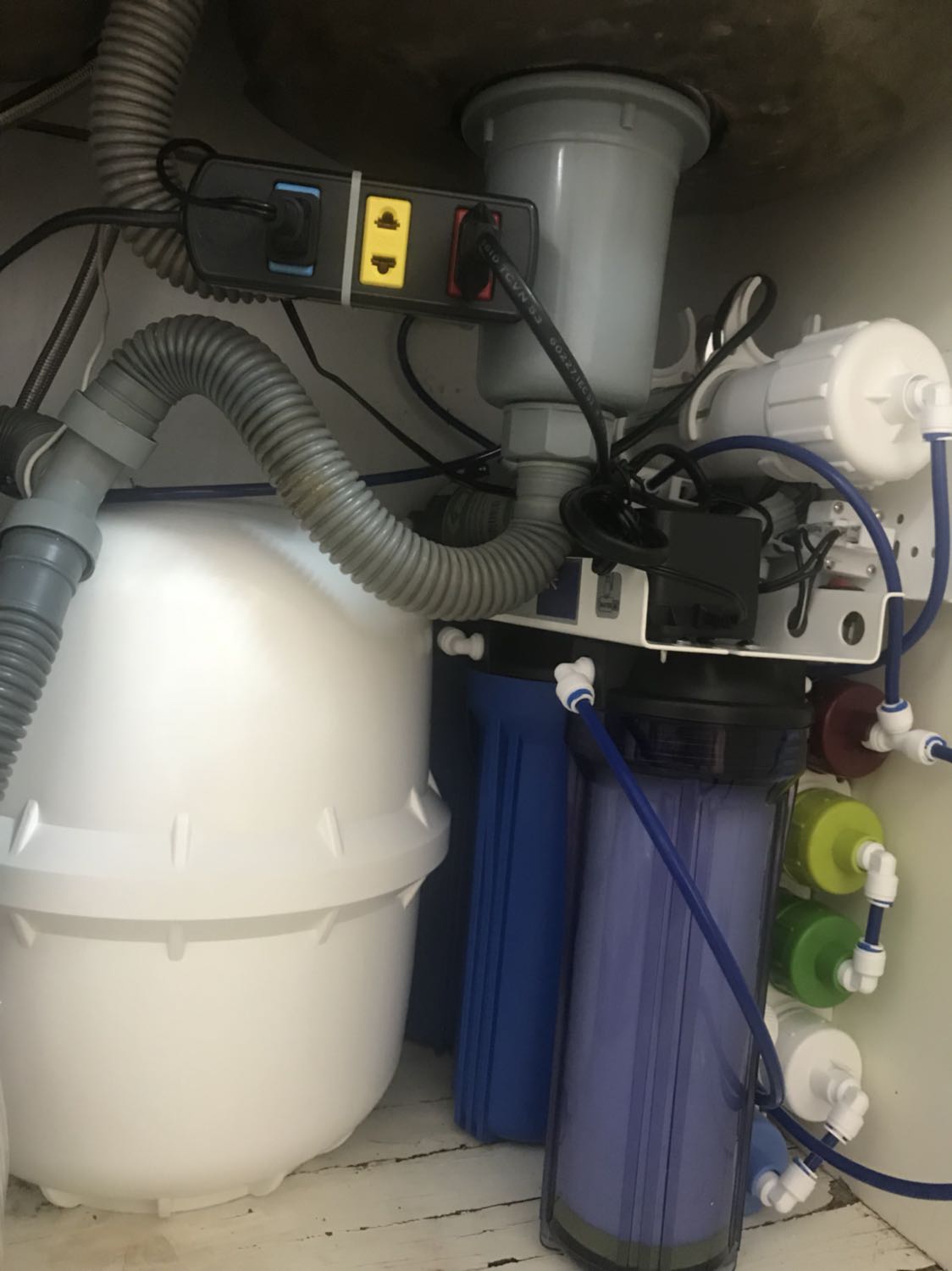 Tiki giao hàng rất nhanh, mình đặt hôm nay là ngày mai giao luôn, giá ship thì thấp. Bạn ship hàng rất nhiệt tình còn bê máy vào thang máy giúp mình. Cảm ơn Tiki và bạn shipper
Các bạn lắp đặt nhiệt tình, chịu khó, lắp đặt gọn gàng sạch sẽ, lắng nghe yêu cầu của khách.
Sau khi mua máy lọc nước xong, mình sắm thêm một loạt đồ khác từ Tiki. Many thank Tiki