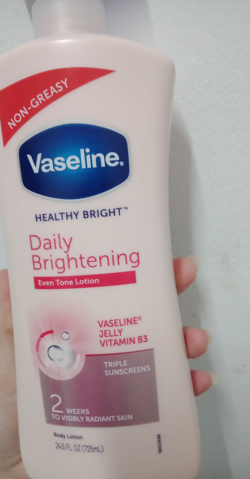 kem thấm vào da sau tầm 3p. mùi lúc đầu hơi nồng nhưng 30p sau sẽ đỡ mùi hơn. dưỡng ẩm ok. hiệu quả trắng da sau khoảng 2 3 tháng