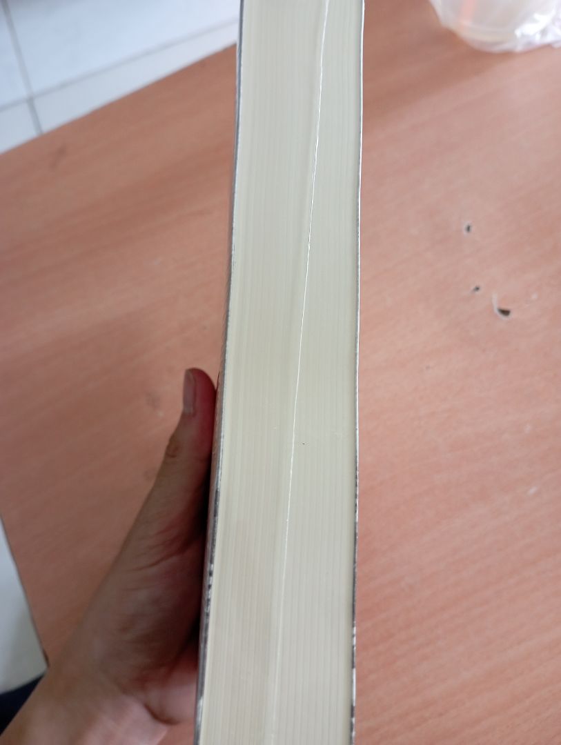 Sách rất đẹp nghennnnn, mà hơi cong phần góc vì cái bọc thôi. Xịn nha