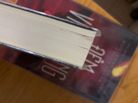 Sách bị gấp, bẩn, trông như sách cũ