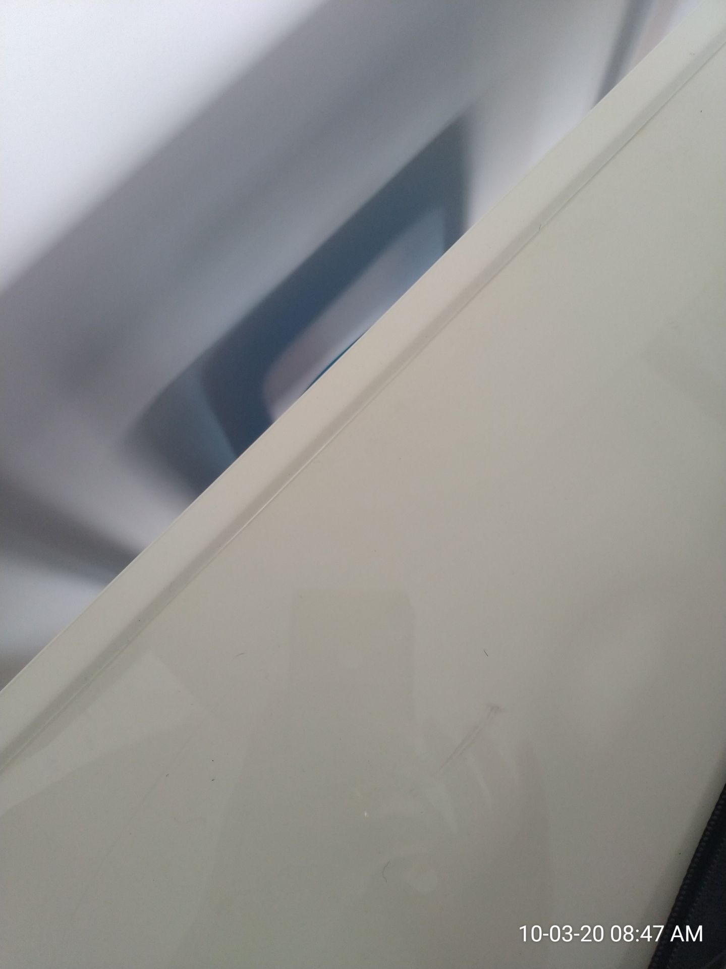 Cắt thủ công còn cả vết mực lem nhem, cạnh cắt không vuông với bàn, tôi phải cắt lại nên bị hụt