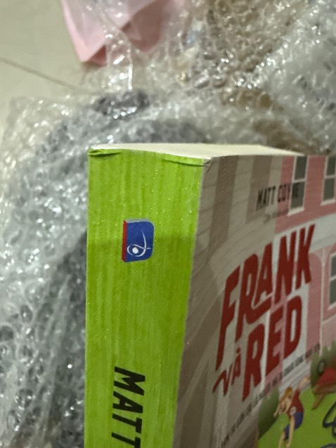 Sách bị móp ở phần gáy