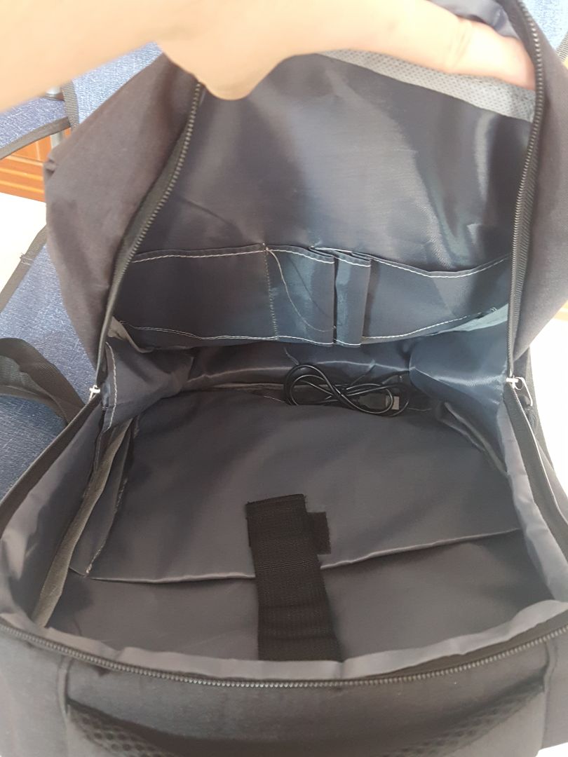 balô ngon nha mấy bồ, màu đen đậm lắm mà vì nắng nên nhìn hình mình hơi lợt xíu. balô khá bự cho bạn nào đựng nhiều và size laptop bự nhất đều ok hết. dây chắc chắn êm, có lót dây và bên trong để tránh va đập và đau vai. có chỗ đựng nước và logo so deep nữa :")) hàng việt nam với giá vậy là quá chất lượng rồi. tặng điểm cộng cho tiki và shop vì mình mới order trước hôm sau đã có rồi mà mình ko có xài tiki nơ nha.