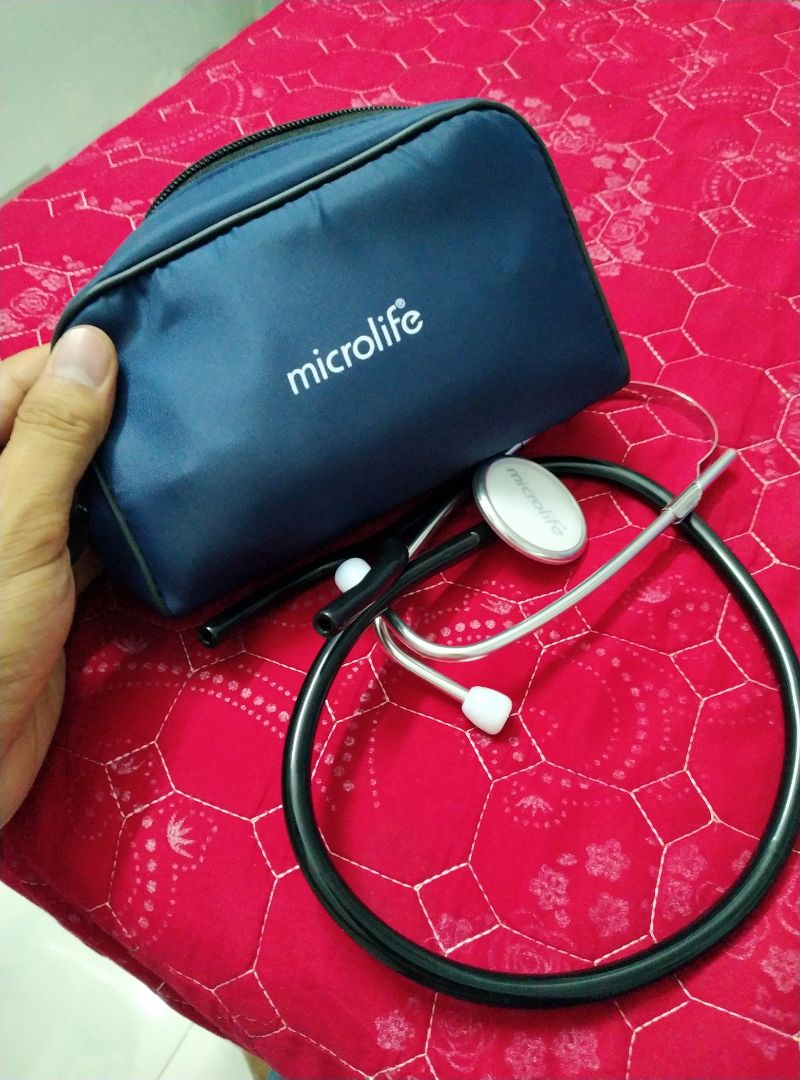 ống nghe bị siết,nghe đau tại lắm,
các bạn nên mua loại ống nghe riêng,quan trọng vẫn là ống nghe,mà đau tại quá không muốn đo