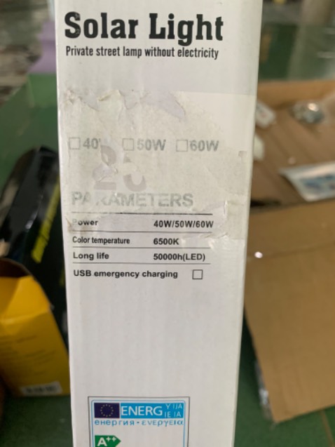 nhà bán không trung thật với sản phẩm của mình.đặt mua là đen 200w khi nhận thì đèn chỉ 40-50-60w thôi quá thất vọng mong tiki sẽ không cho những gian hàng như thế này ở tiki ạ. 
rõ ràng như vậy mà nhà bán dám nói 200w sợ thật sự