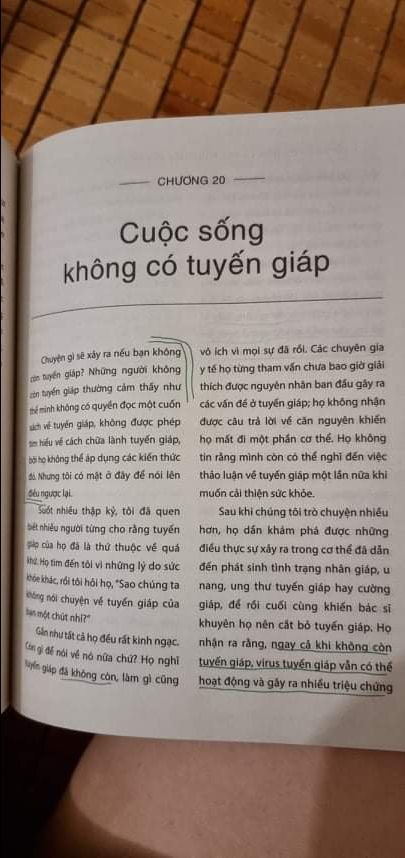 mình 28 tuổi, đã cắt bỏ hết tuyến giáp do ung thư, mình ko nghĩ mình nên quan tâm đến cái gọi là tuyến giáp nữa, nhưng mình đã nhầm, đây quả là quyển sách cần thiết với mình. Cả những ai muốn phòng bệnh về tuyến giáp nữa ạ. Hãy siêu âm tuyến giáp mỗi năm, đừng để như mình lần đầu tiên trong 28 năm cuộc đời siêu âm tuyến giáp và biết bản thân phải cắt bỏ nó. chúc các bạn luôn khỏe mạnh