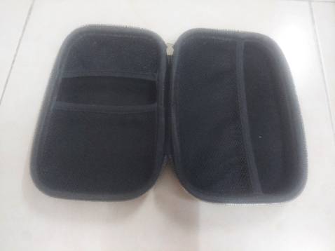 Hộp nhỏ gọn, thuận tiện mang theo. Vỏ hộp cứng cáp.