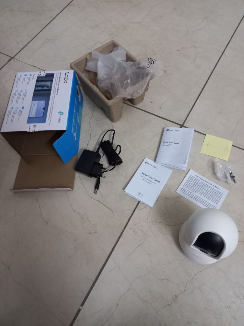 Đầy đủ phụ kiện. Tính năng cũng nhiều: quay ngược hình ảnh (để gắn ngược camera lên trần), tự động quay qua lại - trên dưới, phát hiện chuyển động, thông báo đến app, báo động, chế độ ban đêm,...
Lần đầu dùng nên mình chưa biết độ bền.

Tiện đây mỏi người cho mình hỏi: Mình trót gắn đế vào camera để *** xem đế đi kèm c dễ bị tuột khi gắn cam không (như ảnh). Giờ làm sao bỏ nó ra nhỉ?