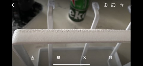 Nước Sơn lỗi, bị sùi lên nhìn rất xấu.