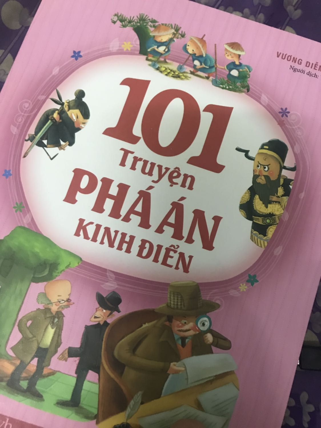 Sách có in màu, giấy tốt, giao hàng nhanh và gói cẩn thận. Mình rất thích