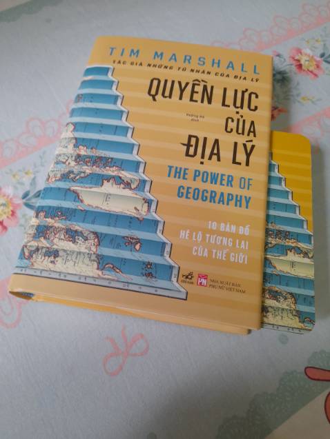 Rất thích Những tù nhân của Địa lý nên cuốn mới này ra là phải mua liền. Sách bìa cứng rất đẹp, cách viết vẫn rất cuốn hút, nội dung cung cấp  nhiều thông tin chính trị thời sự hữu ích. Sách mới mà được giảm giá 40%, còn rẻ hơn đi hội sách của NN nữa. Tiki ship hàng siêu nhanh, đặt tối hôm trước trưa hôm sau đã nhận được.