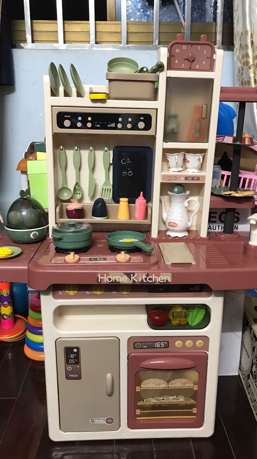 Đồ chơi đẹp, dễ lắp ráp, vòi rửa nước thật, và nấu tạo hơi nước bốc khói  thật bé nhà mình rất thích. Các chi tiết dễ thương và nhựa đẹp!