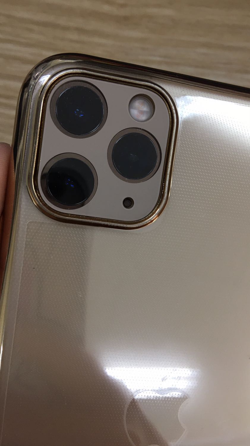 Hay bị sứt ra hoài, keo ko dính lắm, phải lấy ốp lưng chèn lại, dễ bám bụi