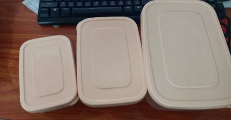 giao hàng chất lượng. hộp dùng thích, chất nhựa đẹp và mịn. không thấy có mùi khó chịu. bộ hộp có 3 kich thước dễ dàng để đồ ăn. bảo quản thực phẩm tiện lợi. nắp nhựa chắc chắn, không giò nước ra ngoài sạch sẽ. châts nhựa đẹp mình để ở tủ đông lâu ngày cũng k thấy bị nứt như những hộp nhựa trước đây đã từng mua. shop đóng gópi cẩn thận. tiki giao hàng nhanh, cảm ơn shop, cảm ơn tiki. sẽ ủng hộh shop trong những sản phẩm tương tự. chúc shop và tiki buôn may bán đắt