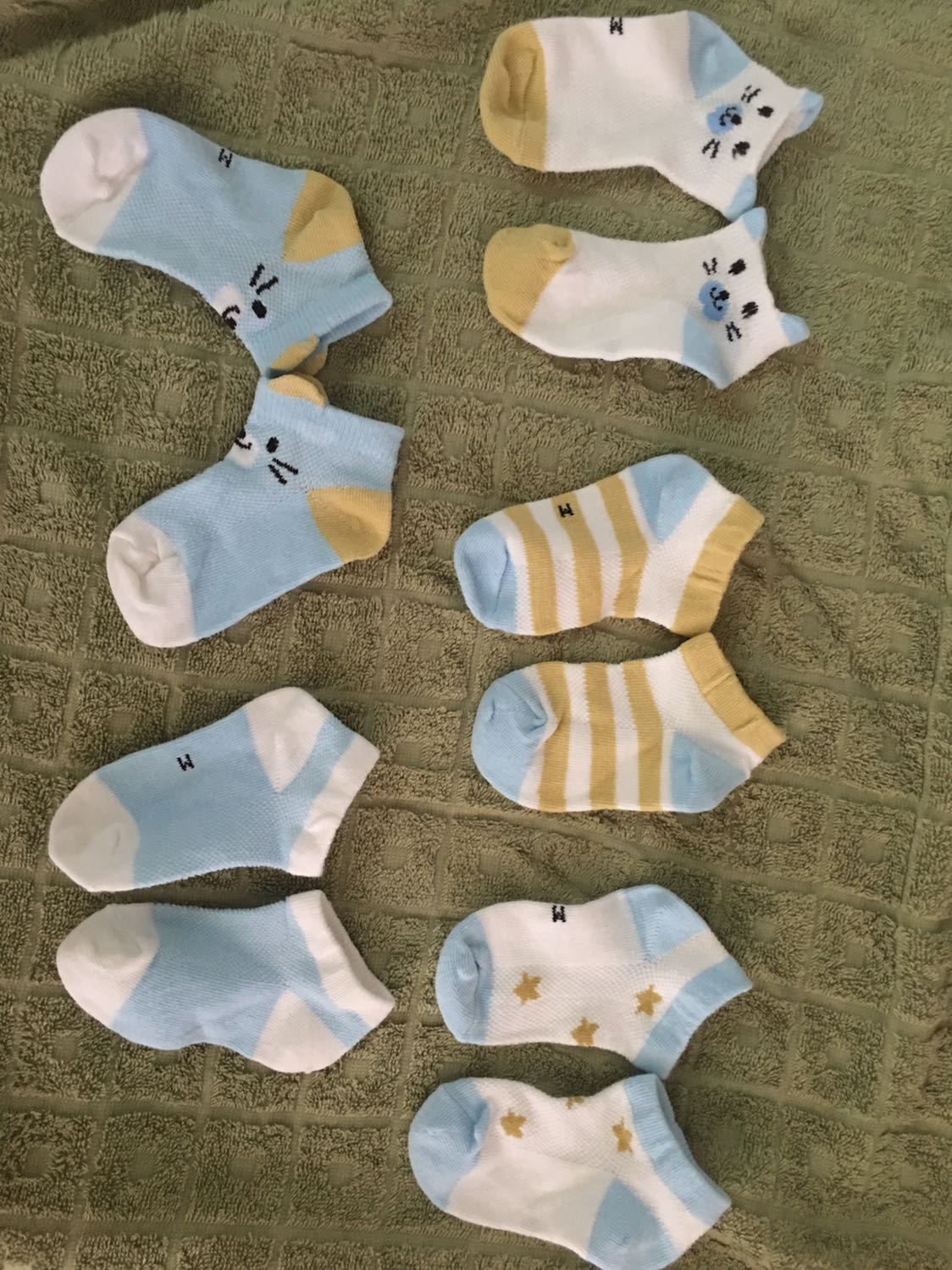 Vớ đóng trong túi rất sạch sẽ, màu vớ rất dễ thương!! Chất liệu mềm. Bé mình 7kg xài size M khá thoải mái