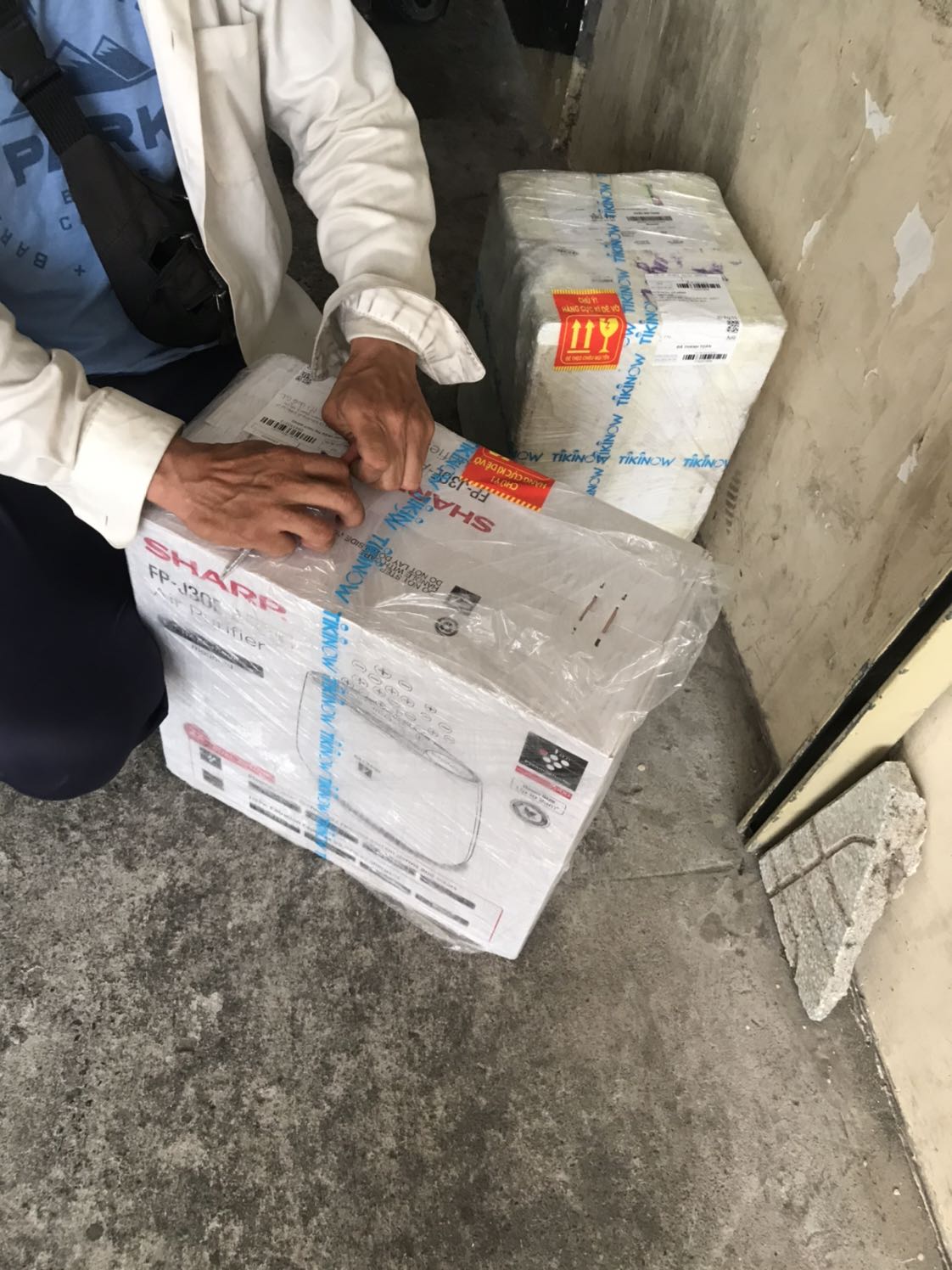 Canh mua em này phải 1 tháng,đọc hết bình luận của người mua trước mới quyết định tậu em ý về,quả là không làm mình phải thất vọng,máy xịn sò so với tầm giá,thương hiệu Sharp lớn rồi,có cảm nhận khi bật máy hoạt động êm,có 3 chế độ phù hợp với ngày,đêm,có tạo ion có sách hướng dẫn TV dễ hiểu.Hàng made in ThaiLan khá hài lòng.
Buổi ngày cảm nhận lọc không rõ như ban đêm,đêm đến khi bật máy lên cảm nhận không khí trong lành mát mẻ lắm dù mình ở chung cư lầu 8 khu mình ở khá nhiều cây xanh mà vẫn cảm nhận được.Như từ SG về quê ngủ vậy,hihi
Nhà có con nít dù ở trệt hay chung cư lầu cao cao thì cũng nên mua 1 em bỏ phòng ngủ.Rất xứng đáng đồng tiền luôn.