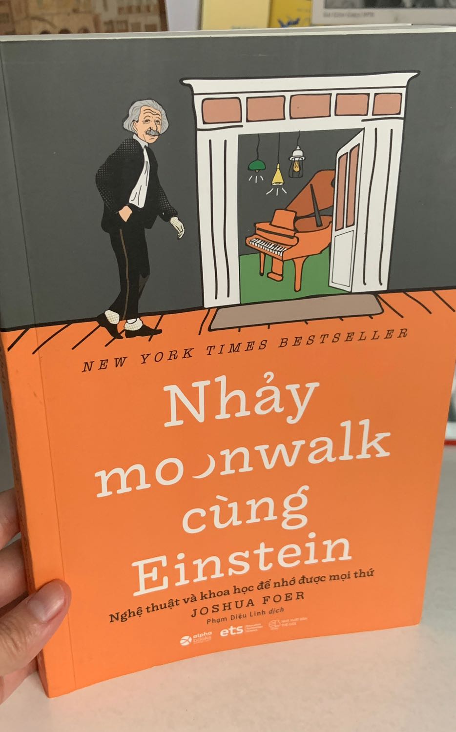 Mình vừa nhận được sách, giao hàng rất nhanh, sách dịch của Alpha book lần này mình hài lòng ở chỗ họ giữ nguyên cả Reference và Index, tiện cho việc tra cứu (không như một số quyển khác - thiếu Ref list khiến quyển sách trở nên không trọn vẹn).
