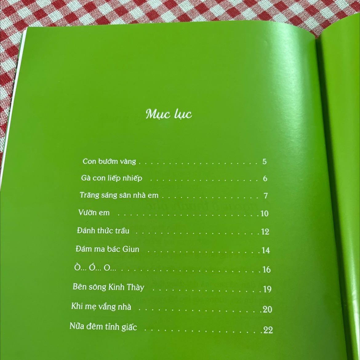 Nhớ những vần thơ cũ quá 😜 
Tiki giao hàng nhanh chóng, đúng hẹn, đóng gói kỹ càng. 
Sách này in màu trên nền giấy bóng nhẹ nhẹ nha ạ 📖