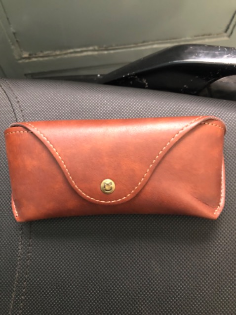 Nắng Sài Gòn anh đi mà chợt mát
Bởi vì anh chỉ cần đeo chiếc kính này thôi!

Mình đã đeo kính đi giữa trưa nắng Sài Gòn, có cảm nhận như sau: không bị chói, mát mắt, nhìn rõ, cản gió, bụi tốt, không bị bám hơi nước (do thở).

Sản phẩm rất sắc sảo.