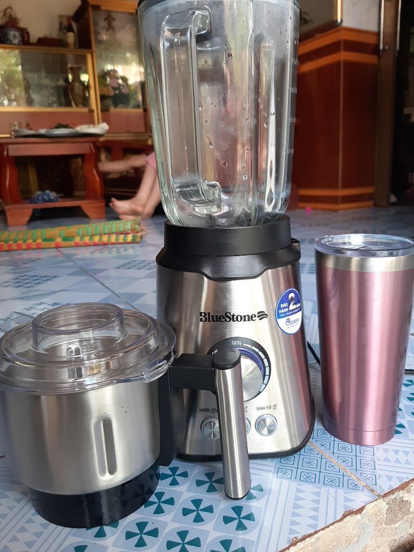 rất hài lòng về sản phẩm, mình mua giá KM còn 1,385k
 lưu ý khi dùng máy phải đặt cối xoáy đúng vị trí của khớp an toàn, ko thì ko thể xay được. nhà mình cứ tưởng máy bị lỗi, tiki hỗ trợ kiểm tra máy nhiệt tình, nhanh chóng. đó là lý do vì sao mình luôn tin tưởng khi mua hàng tại tiki.
ngoài ra, còn được tặng cốc giữ nhiệt rất xinh xắn, sịn sò nhé.